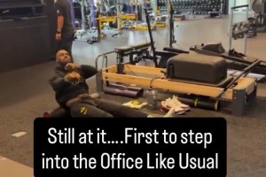 老头很嗨啊！😂老詹在健身房听着音乐滚泡沫轴